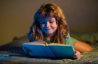 Çocuklar kitap okuyor. Çocuk uyumadan önce yatakta kitap okuyor. Çocuk yatmadan önce kitap okuyor. Çocuk masal okuyor, peri masalı.