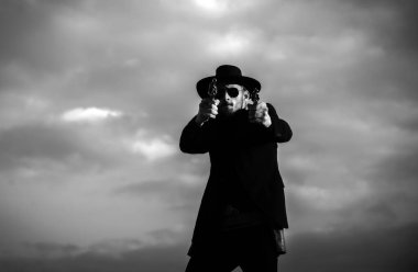 Siyah takım elbiseli, tabanca tabancası ve mühimmatı olan şerif ya da kovboy. Amerikan batı şerifi. Kovboyla Vahşi Batı