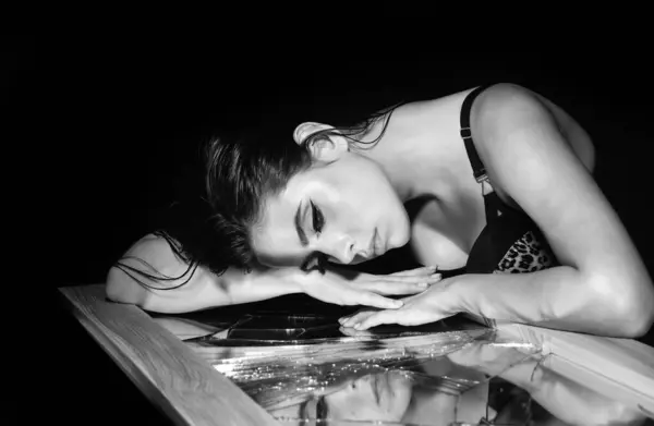 Girl Broken Mirror Elegant Young Woman Posing Black Background Light — Stock Photo, Image