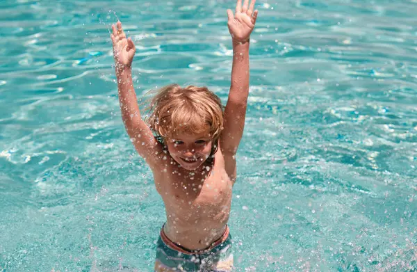 小男孩在游泳池里游泳 玩水玩乐 夏季休闲活动展开双臂 — 图库照片