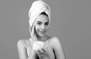 Kozmetik ürünler. Yüz maskesi, spa güzellik tedavisi, cilt bakımı. Kadın yüz bakımı. Temiz ciltli güzel bir genç kadın. Doğal çıplak makyajlı güzellik modeli portresi.