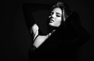 Moda mankeni, zarif kızın siyah modası. Modaya uygun. Çekici kadın portresi, koyu renk güzel yüz, siyah arka planda izole edilmiş kadın, şık seksi görünüş, stüdyodaki genç bayan.