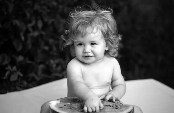Bebé Comendo Melancia Vermelha Jardim Sentado Grama Criança Comendo Melancia — Fotografia de Stock