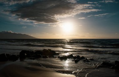 Tropik plaj geçmişi. Sakin bir turkuaz dalgası olan kumlu günbatımı sahili. Maldivler, mükemmel manzara, kopyalama alanı