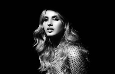 Çekici bir kadının portresi. Stüdyonun karanlık arka planında izole edilmiş güzel bir kızın dramatik ve şehvetli portresi. Lüks moda, büyüleyici güzel kız.