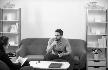 Psikolog, genç adamın erkek sorunlarını çözmesine yardım ediyor. Psikolojik sorun, terapi. Orta yaşlı adam krizi