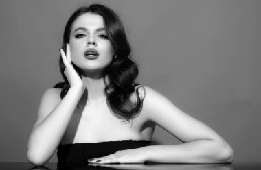 Stüdyoda güzel bir kadın portresi var. Temiz tenli, doğal makyajlı güzel bir kız.