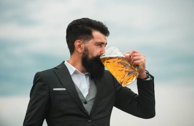 Bira içen sakallı hippi portresi.