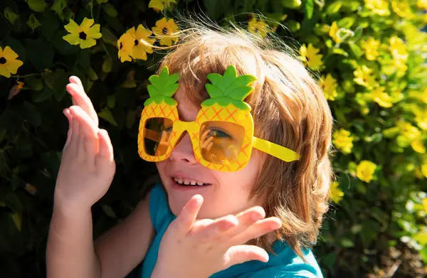Sommarfest För Barn Lycklig Barndom Sommarvibbar Barn Solglasögon — Stockfoto
