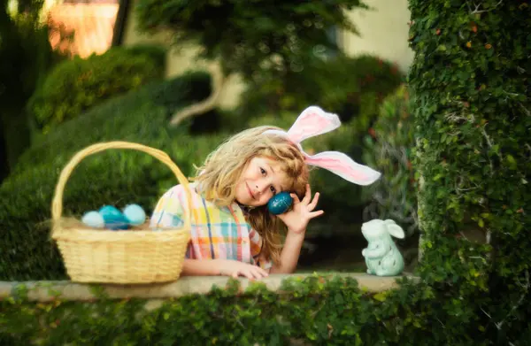 Kinder Gehen Ostersonntag Garten Auf Eiersuche Junge Mit Hasenohren Portrait — Stockfoto