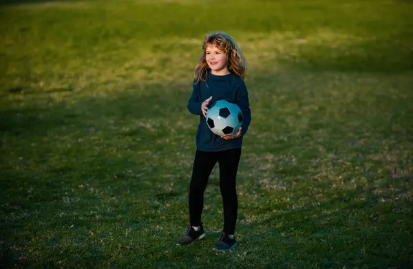 Fußballkind Kinder Spielen Fußball Auf Dem Sportplatz Kleiner Junge Kickt — Stockfoto
