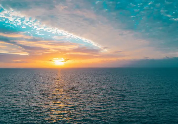 Ηλιοβασίλεμα Στη Θάλασσα Ξημέρωσε Στην Παραλία Πολύχρωμο Ωκεανό Τοπίο Της — Φωτογραφία Αρχείου