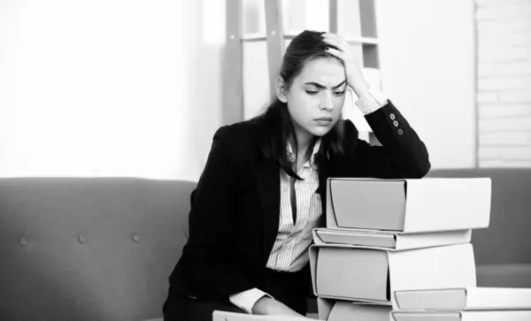 Θλιβερή Γραμματέας Στρεσαρισμένη Δουλευταρού Επιχειρηματίας Πολλή Δουλειά Πρόβλημα Γραφείου Κουρασμένη — Φωτογραφία Αρχείου