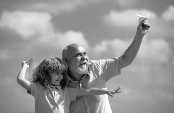 孩子和祖父 带着纸飞机 在蓝天和云彩之上 男人代代祖父和孙子女 有子女的老年亲属 — 图库照片