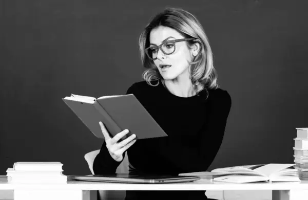 Moderno Insegnante Attraente Ritratto Giovane Donna Intelligente Occhiali Con Libro — Foto Stock