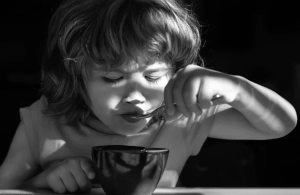 Детское Питание Здоровое Питание Детская Еда Мальчик Завтракает Кухне — стоковое фото