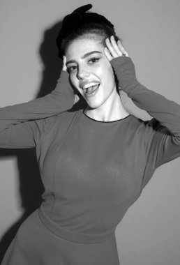 Güzel, zarif bir kadının stüdyo portresi. Yüksek model.