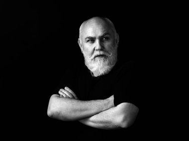 Kıdemli adam. Belden yukarı portre. Sakallı, orta yaşlı, ciddi bir yüz ifadesi olan, yakın plan bir kafa ve omuz portresi olan adam.