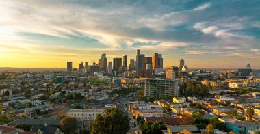 Los Angeles hava görüntüsü, İHA ile uçuyor. Los Angels şehir merkezi manzarası