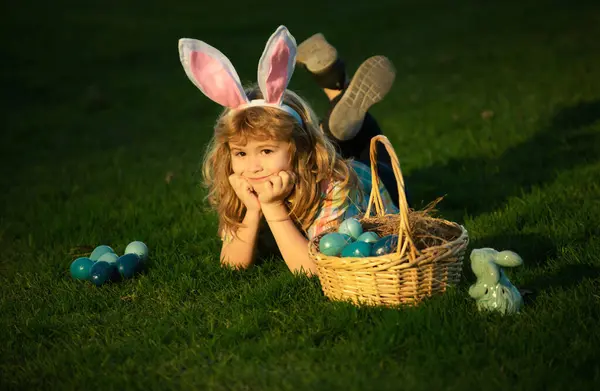 Chlapec Velikonočními Vejci Košíkem Trávě Děti Loví Velikonoční Vajíčka Kladou — Stock fotografie