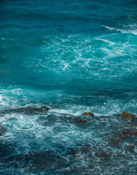 Gekoelde Zwarte Lava Verslagen Door Atlantische Oceaan Golven Zicht Zee — Stockfoto