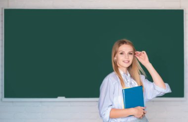 Üniversitede ya da okulda bayan üniversite öğrencisinin portresi. Öğrenim ve eğitim kavramı