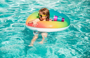 Çocuklar yaz tatili. Yaz haftasonu. Havuzdaki çocuk. Aquapark 'ta bir çocuk. Şişme lastik çemberdeki komik çocuk.