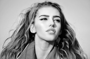 Güzel moda kızı, yeşil ceketli. Kadın, moda tarzı. Yaz kadını güneşli portresi