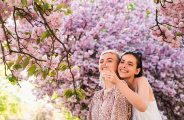 Bahar kızlarının gülen yüzü. Mutlu genç kadın