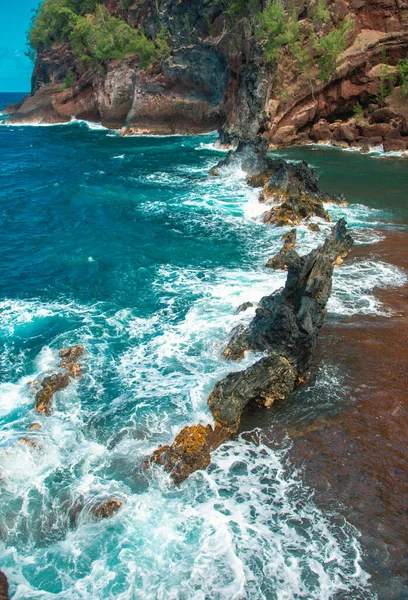 岩の多いビーチで波 熱帯の楽園 深いターコイズブロックの海 — ストック写真
