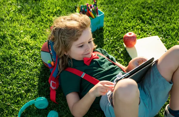 Bahçede Oturan Tabletli Çocuk Kısa Çizgili Bir Gömlek Giyiyor Çocuk — Stok fotoğraf