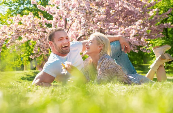 Glückliches Verliebtes Frühlingspaar Das Spaß Hat Schön Lächelnde Junge Verliebte — Stockfoto