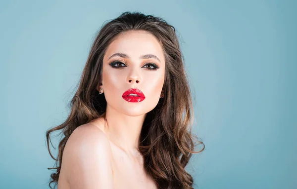 Lèvres Rouges Passionnées Maquillage Des Yeux Fumé Femme Sensuelle Avec — Photo