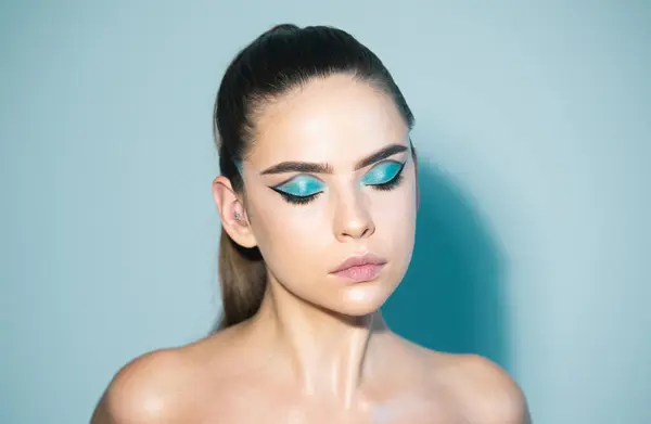 Eye Shadow Visagiste Cosmetics Young Beauty Model Girl Fashion Girl — Stockfoto