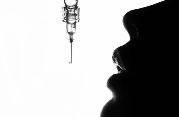 薬で注意しろ閉鎖だ 予防接種と予防接種 ワクチンと予防接種 唇注射器女性の口 化粧品治療 唇の拡張 ヒアルロン酸注射 — ストック写真