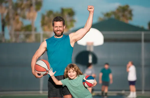Father Son Playing Basketball Excited Family Ball Basketball Court — Stock Photo, Image