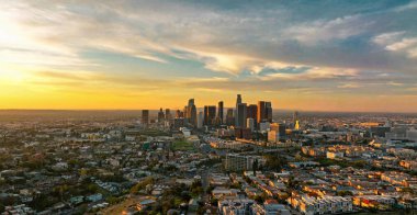 Los Angeles şehir merkezinde uçan bir hava aracı. Los Angeles şehir merkezinin şehir manzarası
