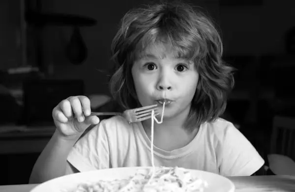 Criança Engraçada Comer Massa Esparguete Cara Crianças Retrato Menino — Fotografia de Stock