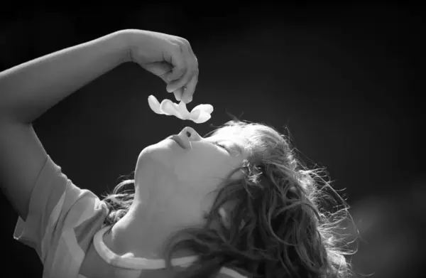 Portrait Petit Garçon Sentant Fleur Plumeria Concept Des Enfants Face — Photo