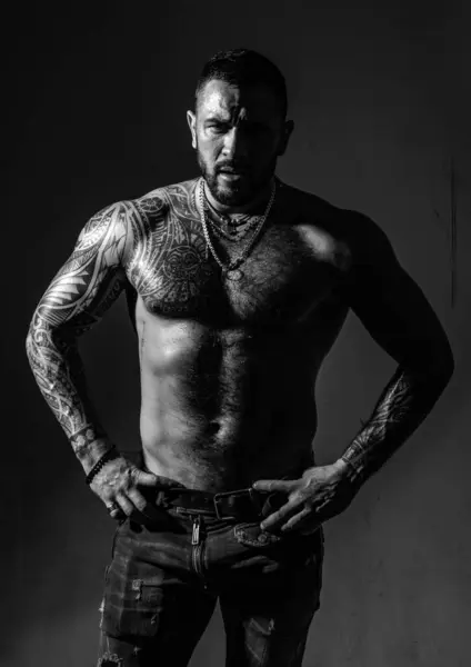 Mann Mit Muskulösem Körper Posiert Hemdlos Auf Schwarzem Atelier Sexy — Stockfoto
