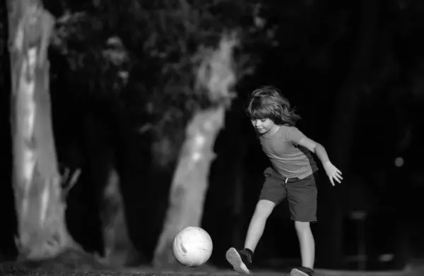 Kluk Hrající Fotbal Šťastné Dítě Užívající Sportovní Fotbal Dětské Aktivity — Stock fotografie