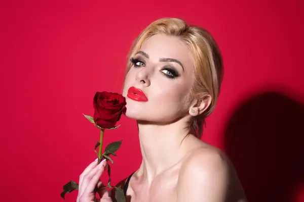Portrét Atraktivní Půvabné Zasněné Dívky Držící Červené Růže Izolované Červeném — Stock fotografie
