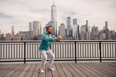 Spor adamı New York 'ta antrenman yapıyor. Erkek sporcu kardiyo sağlığı için antrenman yapıyor. Spor salonu açık havada. Adam dışarıda çalışıyor. New York yakınlarındaki parkta aktif yaşam tarzını seven bir adam.