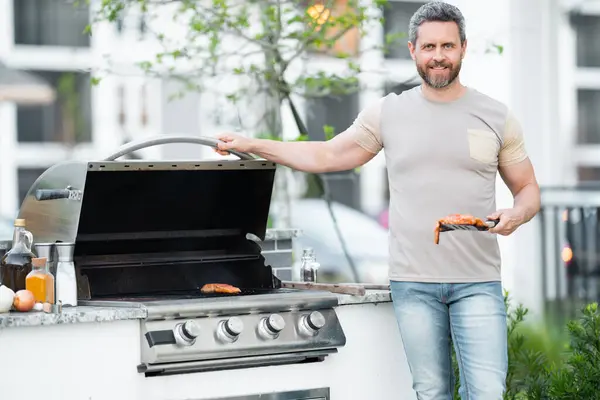 Uomo Alla Griglia Cuoco Maschio Preparare Barbecue All Aperto Carne — Foto Stock