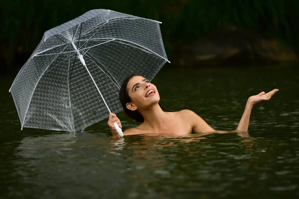 Sexy Mujer Topless Con Paraguas Agua Lluvia Verano Clima Lluvioso —  Fotos de Stock