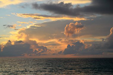 Gün batımlı ya da gün doğumlu deniz sahili. Gün batımı denizi üzerinde bulutlu bir manzara. Tropik plajda gün batımı. Sabah denizinin doğa gün batımı manzarası