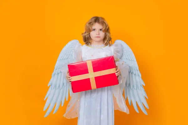 エンジェル チャイルドはプレゼントを贈ります エンジェル チャイルド 隔離されたスタジオショット 天使の翼を持ったかわいい子 キューピッド バレンタインデーコンセプト — ストック写真