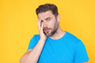 Stüdyonun izole edilmiş arka planında kafası karışmış düşünen bir adamın portresi. Düşünen adam, düşünceli yüz, düşünceli yüz. Şüpheli bir kavram. Ciddi ifade, şüphe ve seçim