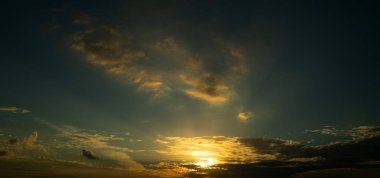 Dramatik Gökyüzü. Görkemli güneş ışığı. Gece ışığı bulutlara yansıyor. Panoramik manzara üzerine gece güneşi ışınları. Özgürlük huzurlu bir hayat. Günbatımı Gökyüzü. İyi geceler. Günbatımı Gökyüzü Arkaplanı, Dramatik Gökyüzü