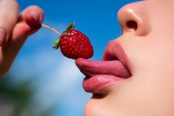 唇にストロベリー 夏のセクシーなフルーツ 女性の口の赤いイチゴが閉じる — ストック写真